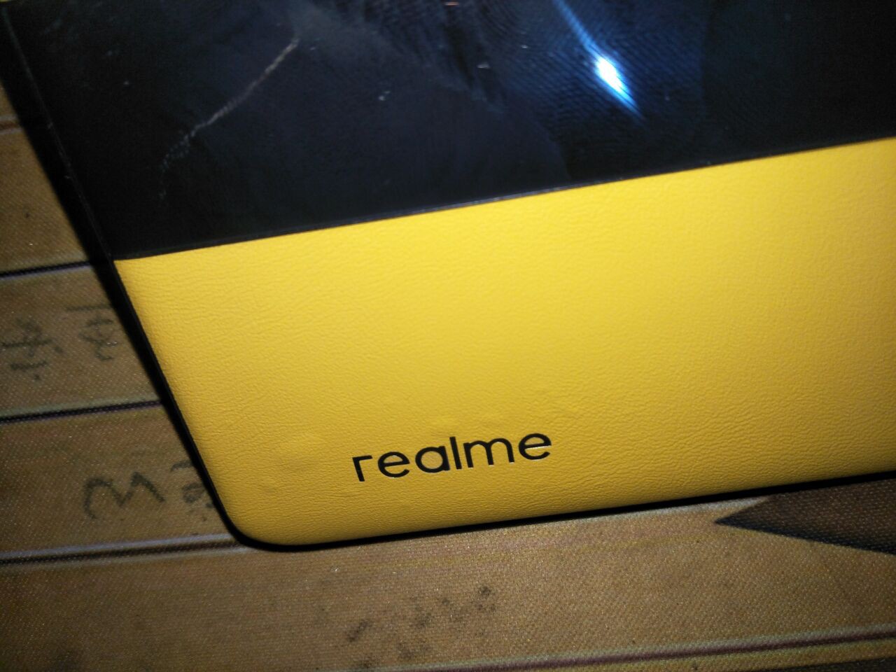 今天摘下壳发现素皮后盖鼓包了! - realme真我社区